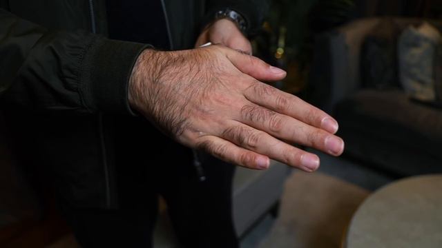 The VANISHING Card - (Card Magic Tutorial) смотреть онлайн