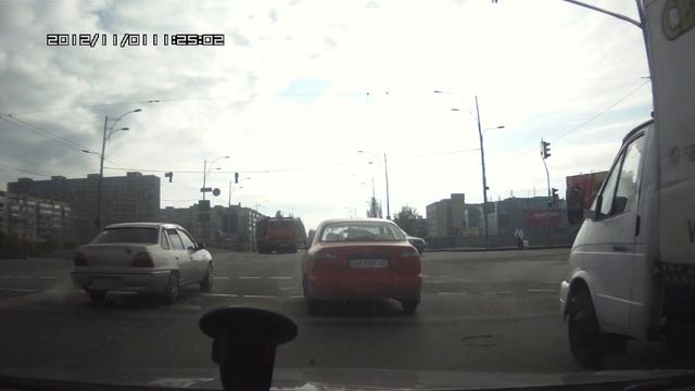 Девочко с телефоном учит не стартовать на желтый смотреть онлайн