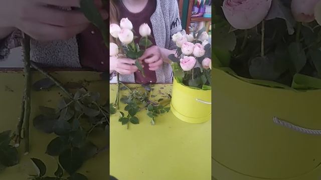 Букет в шляпной коробке с кустовыми розами (своими руками). смотреть онлайн