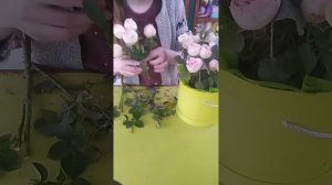 Букет в шляпной коробке с кустовыми розами (своими руками).