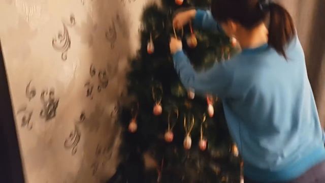 Наряжаем новогоднюю елку киндер сюрпризами и шоколадками баунти и несквик смотреть онлайн