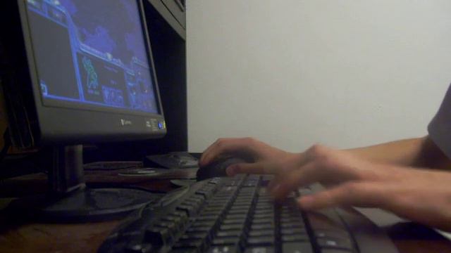 Starcraft Keyboard and hand motion смотреть онлайн