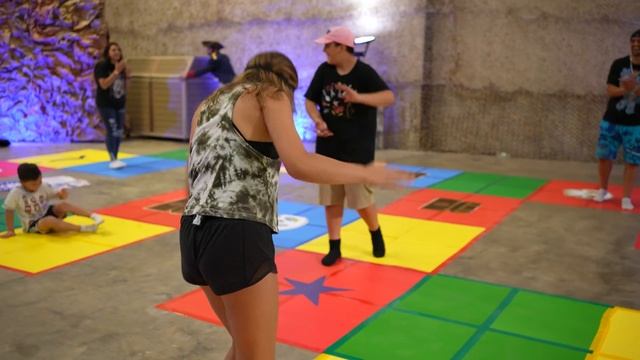 SURVIVE the ZOMBIES! FGTeeV Family vs MASSIVE LIFE SIZE BOARD GAME of Twists/Turns & Challenges смотреть онлайн