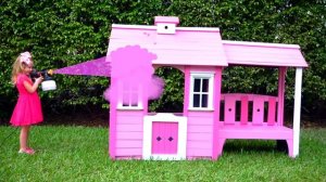 Настя красит новый домик в розовый цвет