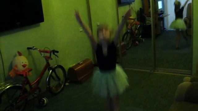 Евочка танцует балет.MOV смотреть онлайн