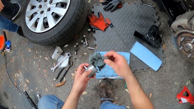 Nissan CVT Cambio De Filtro Y Fluido (le cambie el fluido CVT a un Sentra con 195,000mi/314,000km) смотреть онлайн