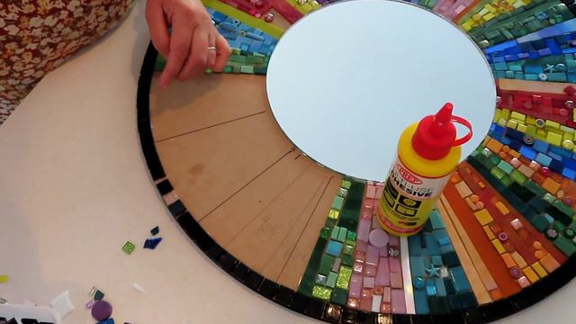Two simple mosaic round mirror designs filled with a rainbow of colour.. смотреть онлайн