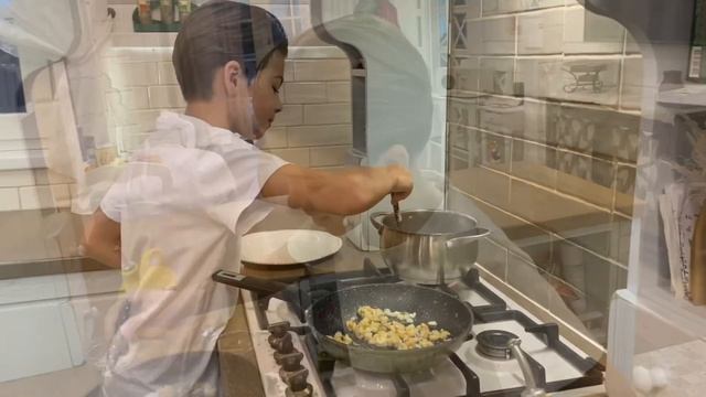 Платон Харламов для рекламы сыра