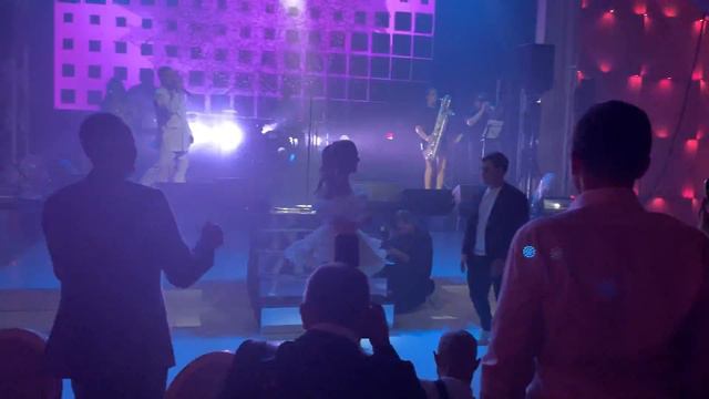 Ассоль с мужем станцевала под песню MONATIK смотреть онлайн