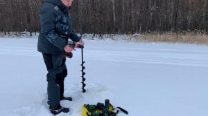 Тестирование шуруповертов при бурении льда
