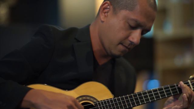 H.M. THE KING COMPOSITION THAI UKULELE ARTISTS : Jom - สายลม смотреть онлайн