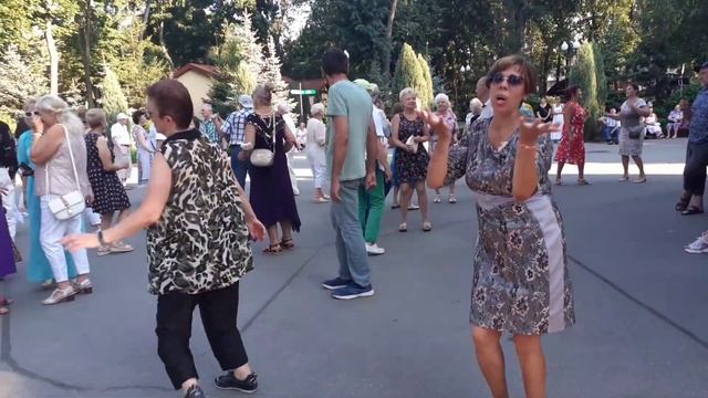 А МНЕ БЫ, А МНЕ БЫ! ТАНЦЫ В ПАРКЕ ГОРЬКОГО ХАРЬКОВ 2021 смотреть онлайн