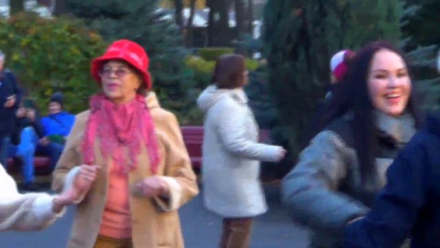 Липа липонька Танцы в парке Горького Харьков Ноябрь 2021 6 смотреть онлайн