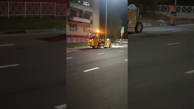 Автомобиль дорожных работ выполняющий нанесения разметки пешеходного перехода. A road works vehicle смотреть онлайн