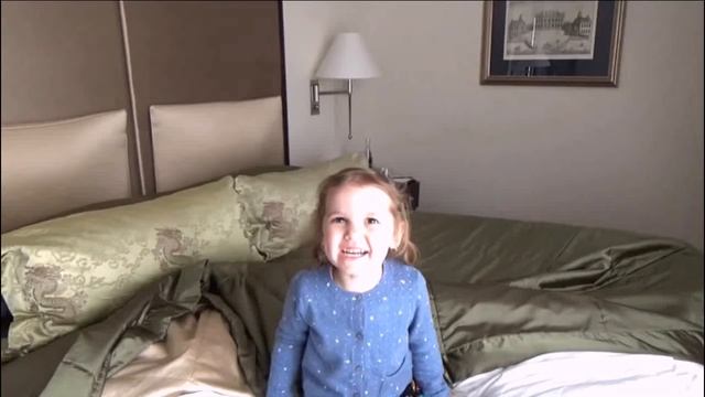 Катя и Макс играют мыльными пузырями КФ Мисс Кэти и Мистер Макс Miss Katy Mister Max смотреть онлайн