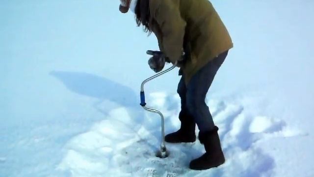 Женский способ бурения лунки