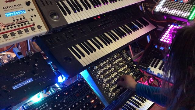 "Ankle Bone" - a minimal house tune смотреть онлайн