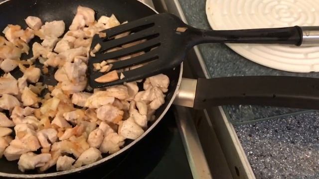 Пенне с курицей, грибами  и песто