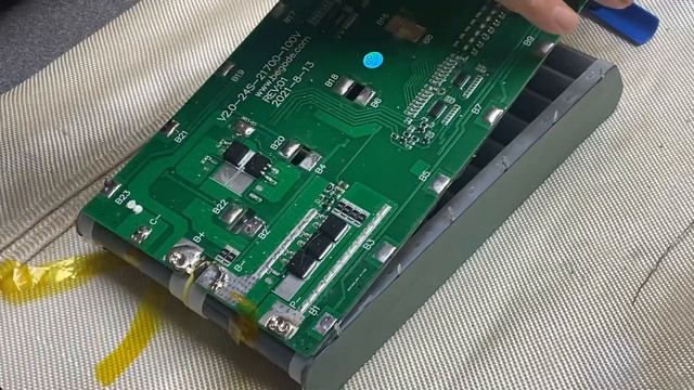 Replacing BMS on Begode 900wh 100.8v packs смотреть онлайн
