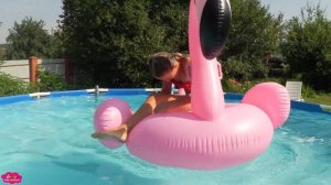 ОСЕДЛАЛА ГИГАНТСКОГО ФЛАМИНГО? ЧЕЛЛЕНДЖ В БАССЕЙНЕ Летние развлечения для детей