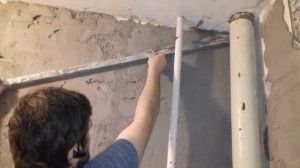 Штукатурка где не лезет правило. Как заштукатурить за трубами.