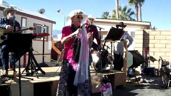 Gloria White singing "Second Hand Rose"