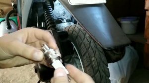 Как поменять свечу на скутере Honda Dio 27