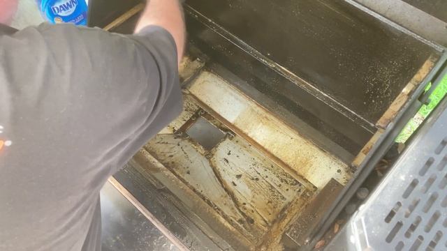 Cleaning a Masterbuilt 1050 Grill смотреть онлайн