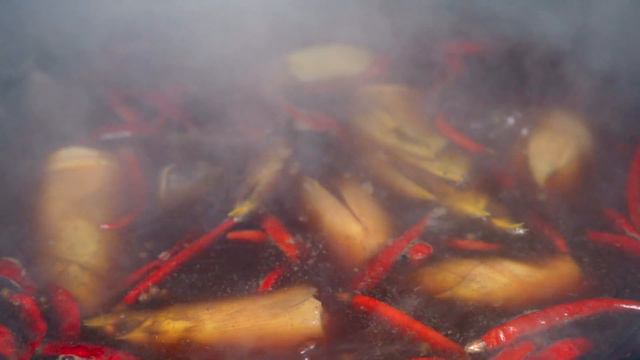 【Shyo Video】吃春笋的季节又到了，挖点竹笋回来做一盘手剥笋，鲜香脆嫩真入味！