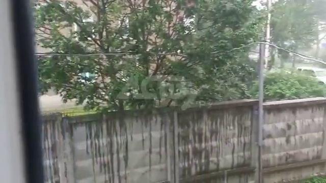 Тропический ливень внезапно накрыл Южно-Сахалинск смотреть онлайн
