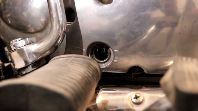 How to check Engine oil level in Royal Enfield? Demonstration смотреть онлайн