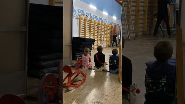 Хочет ходить на все кружки и секции города ? смотреть онлайн