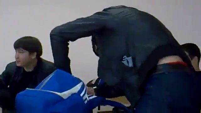 Кавказец на уроке Веселая, волосатая обезьянка смотреть онлайн