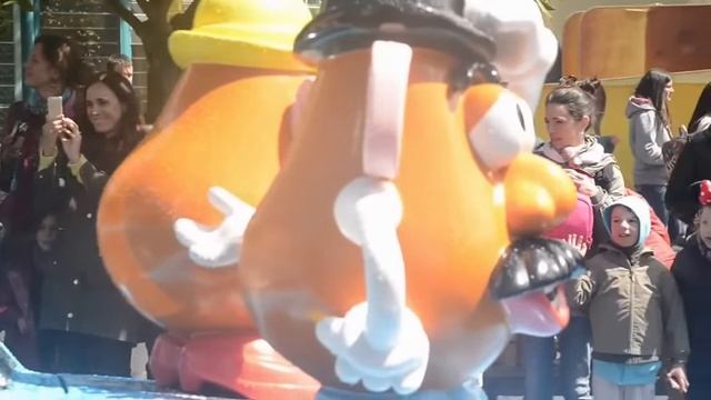 Парад Героев в Парижском Диснейленде(Disneyland)Любимые детские герои мультфильмов приветствуют Вас! смотреть онлайн