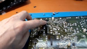 LE37C530F1W не включается, горит красный индикатор.