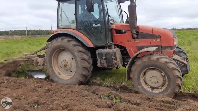 Работа тракторов, ДТ-75 укладка плит, продолжение первого видео, МТЗ и Кировец вспашка полей. смотреть онлайн
