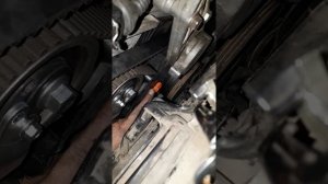 Замена натяжителя ролика грм не снимая морды . Пассат б5 adr 1.8