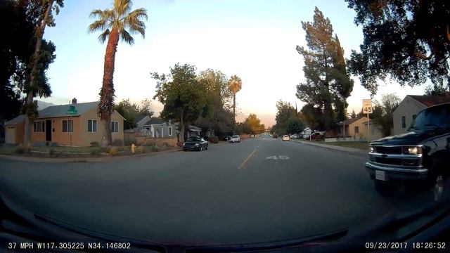 Driver, not paying attention before making a turn. смотреть онлайн