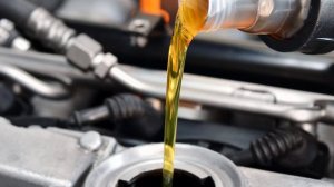 Вот чем чревато движение на автомобиле, если уровень масла упал ниже нормы