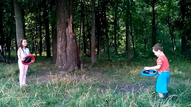 Гуляем в лесу и Маша пробует себя в роли оператора смотреть онлайн