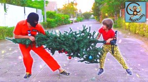 Милан и Папа играют, Pretend Play - Воришка украл Новогоднюю Ёлку. Манкиту Истории