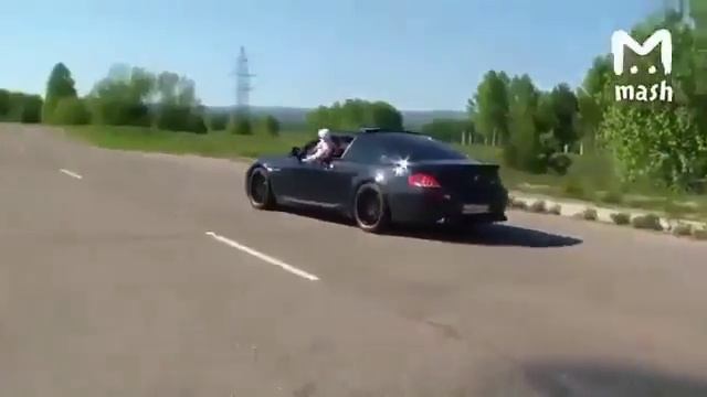 Мужчина прокатил за окном спорткара младенца смотреть онлайн