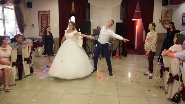 Свадебный танец. Очень красивый танец молодых смотреть онлайн