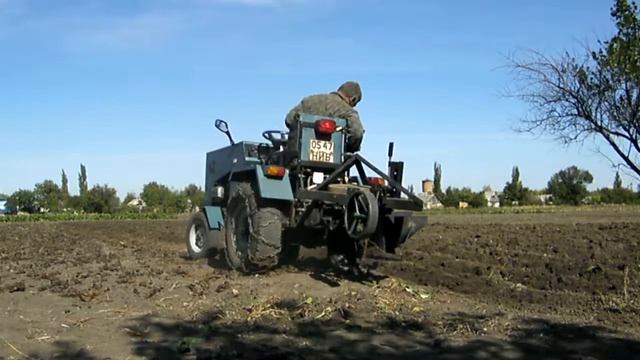 Вспашка огорода, самодельным мини-трактором. смотреть онлайн