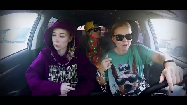 3 девушки поют в машине / 3 model girls singing in a car смотреть онлайн