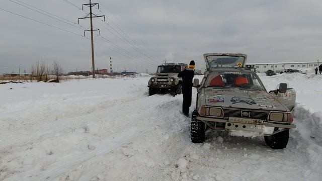 лютый Subaru, подготовленный УАЗ, Jeep Wrangler на зимнем бездорожье "поползушки" смотреть онлайн