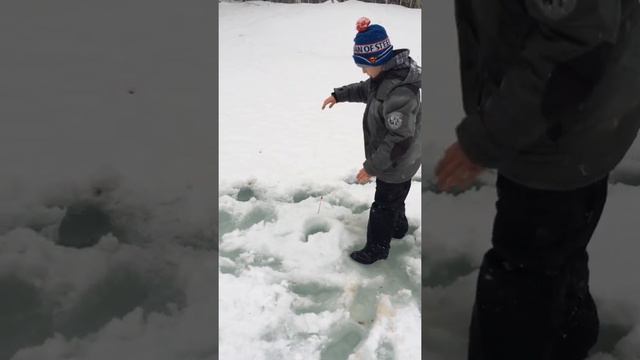 Зимняя рыбалка на горной речке смотреть онлайн