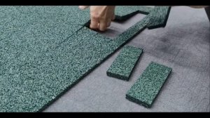 Резка покрытий из окрашенной резиновой крошки