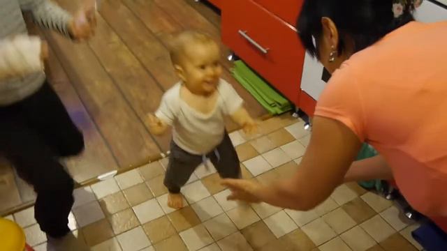 Первые шаги Миши 1 год, 2 дня! смотреть онлайн