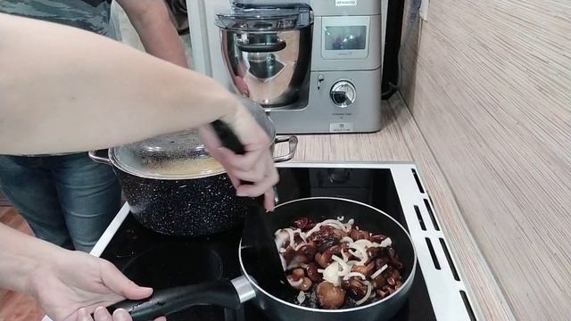 САМАЯ ВКУСНАЯ ЖАРЕНАЯ КАРТОШКА С ГРИБАМИ смотреть онлайн
